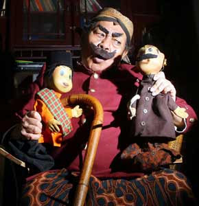 Bocah Bersarung Yang Bikin Sepi Jalanan Minggu Pagi